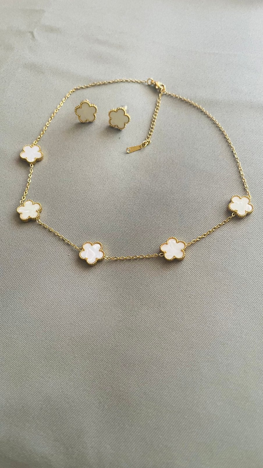 Set clover white stainless steel gold, Sieraden, Tassen en Uiterlijk, Kettingen, Ophalen of Verzenden, Nieuw, Wit, Overige materialen