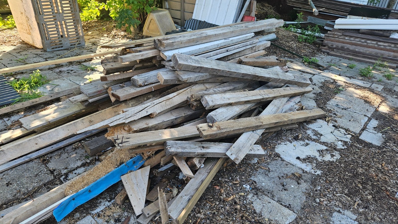Diverse partij gebruikt hout, balken en planken, Tuin en Terras, Haardhout, Minder dan 3 m³, Ophalen, Overige houtsoorten