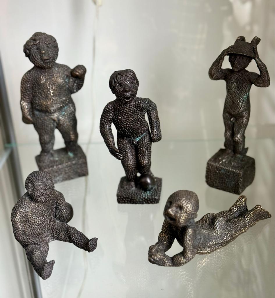 Set van 5 bronzen beeldjes van spelende kinderen, Groep mensen, Minder dan 20 cm, Ophalen of Verzenden, Beeld