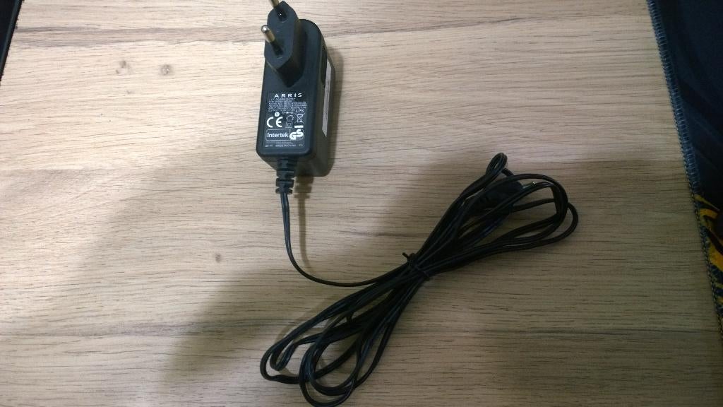 2x Arris Adapter 220V naar 12V 1.0A, Ophalen, Gebruikt