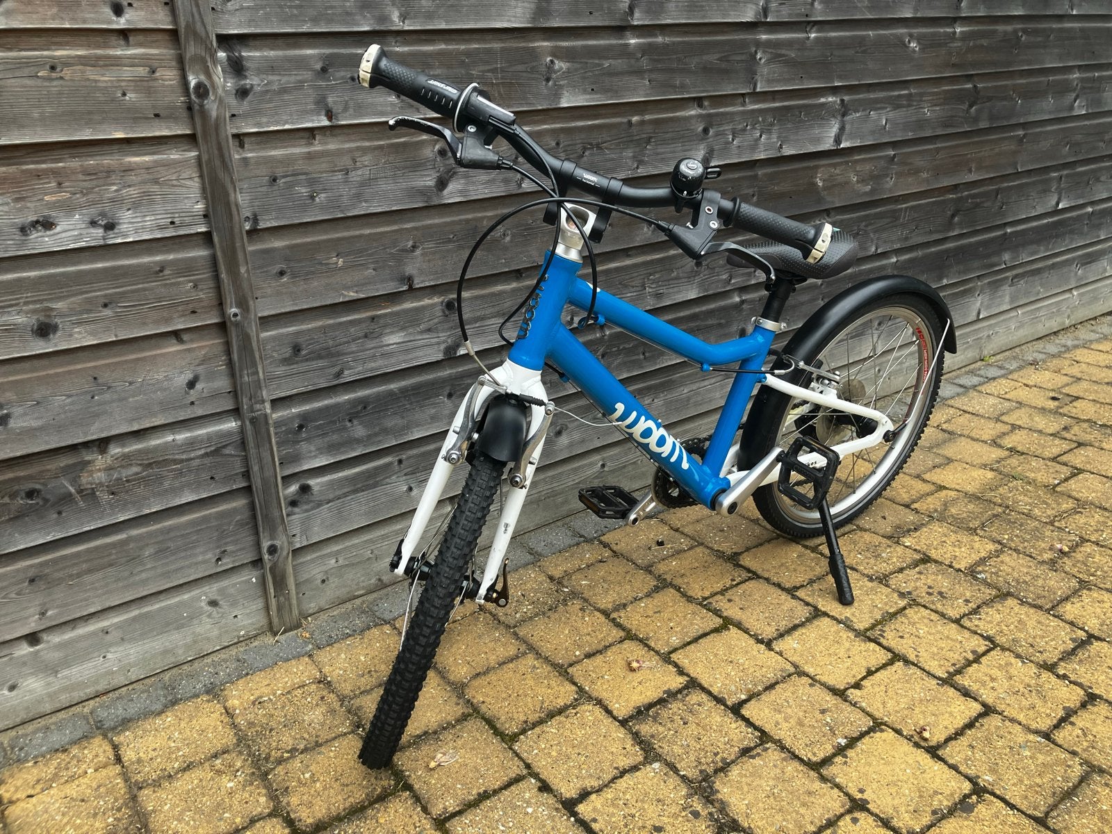 Woom 4 kinderfiets in blauw met bel, standaard en spatborden, Fietsen en Brommers, Ophalen, Zo goed als nieuw, Velgrem, 20 inch of meer