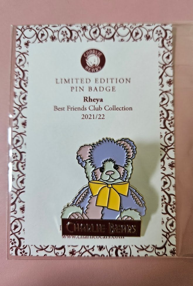Charlie Bears beer Rheya pin pinbadge Best friends club, Ophalen of Verzenden, Nieuw, Merk, Speldje of Pin