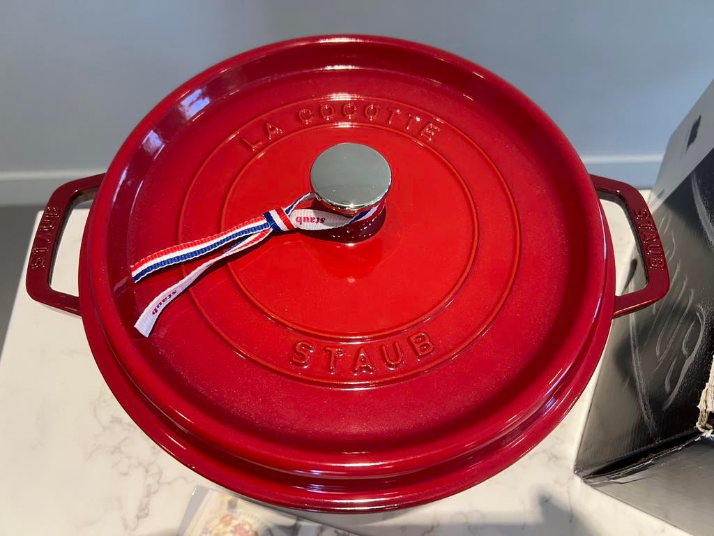 Nieuwe Staub La Cocotte 26 cm Cerise in de doos, Gietijzer, Nieuw, Ophalen of Verzenden, Staub
