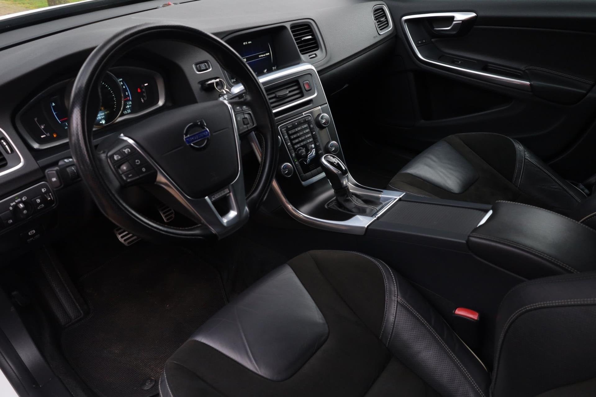 Volvo V60 1.6 T3 R-Design Aut. | Origineel NL | Slechts 95.0, Gebruikt, Zwart, 4 cilinders, 150 pk