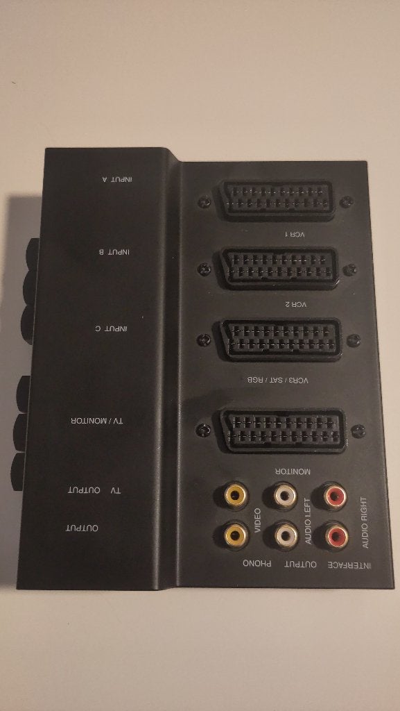 SCART Switch met 4 x in,  2 x uit, Stereo RCA (Tulp), Verzenden, Zo goed als nieuw