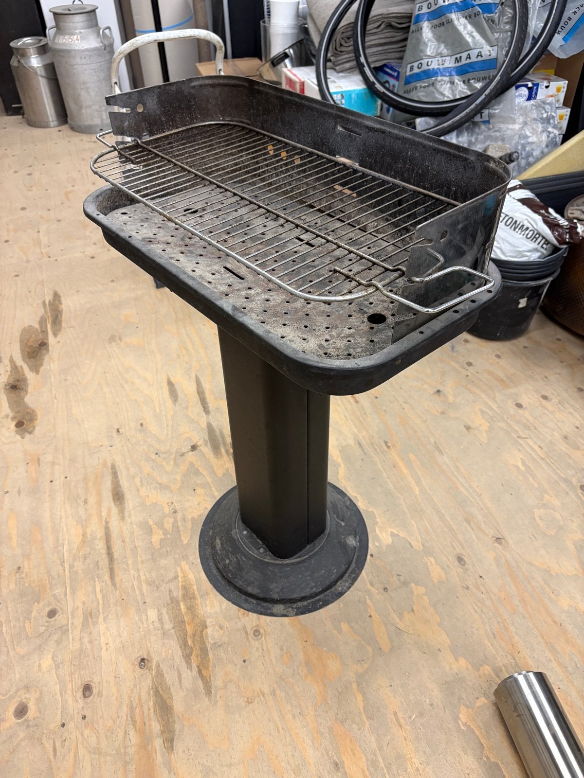 Gebruikte barbecue op standaard, Tuin en Terras, Ophalen, Gebruikt