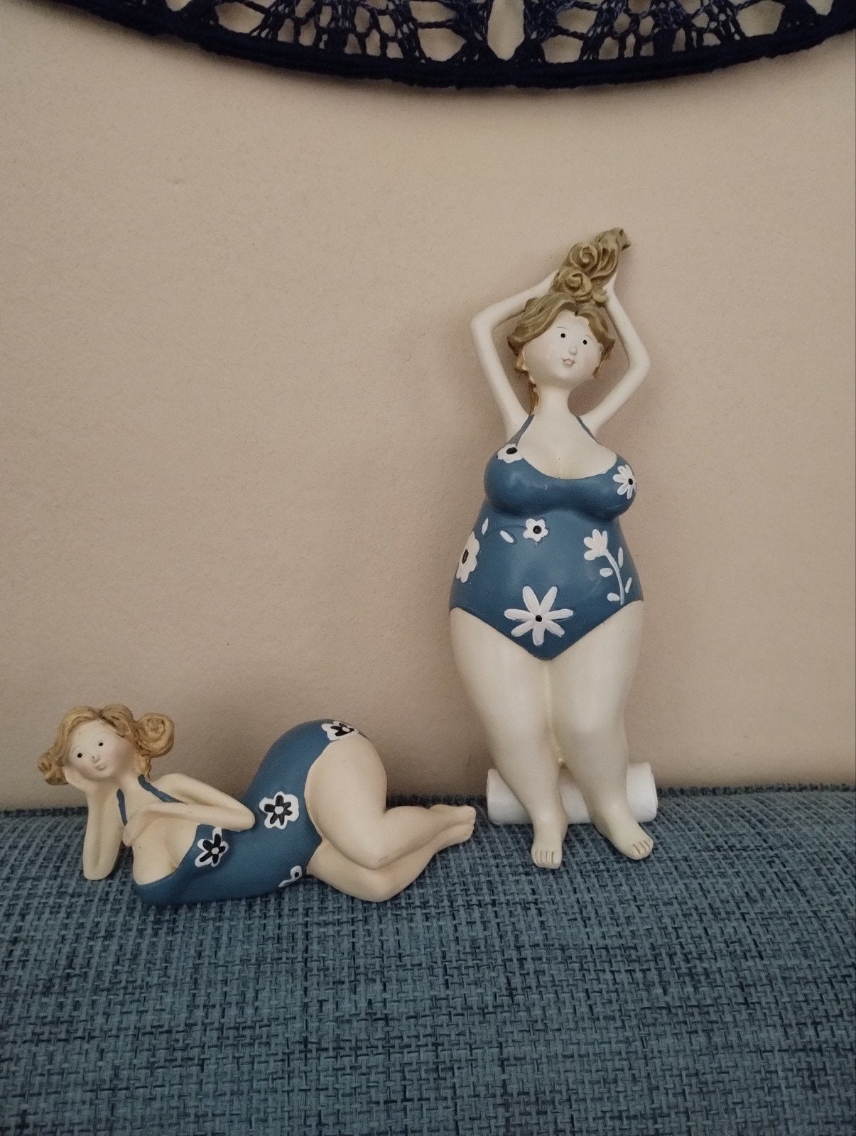 Decoratieve beeldjes van dikke  dames in badpak, Ophalen, Gebruikt, Blauw