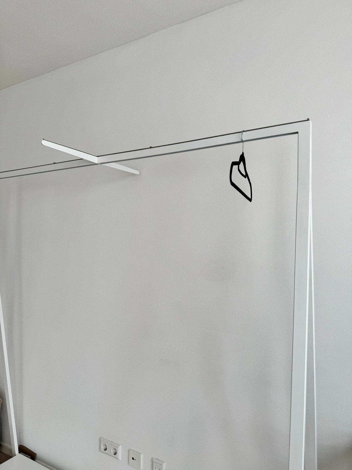 Wit kledingrek met plank - Modern en stevig, Ophalen, Gebruikt