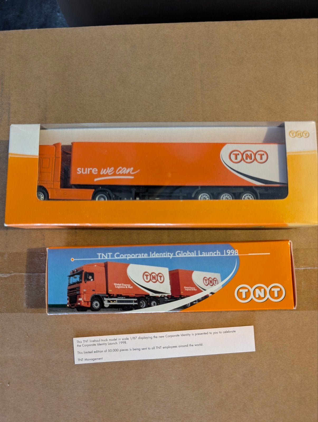 TNT promotional 1:87, Ophalen of Verzenden, Zo goed als nieuw, Bus of Vrachtwagen, Herpa