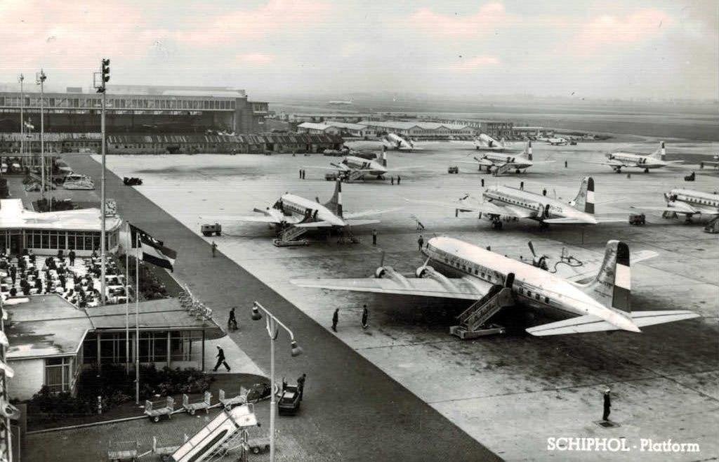 Oude Ansichtkaart Schiphol Vliegtuigen KLM Platform, Verzamelen, Ophalen of Verzenden, Nieuw, Kaart, Foto of Prent