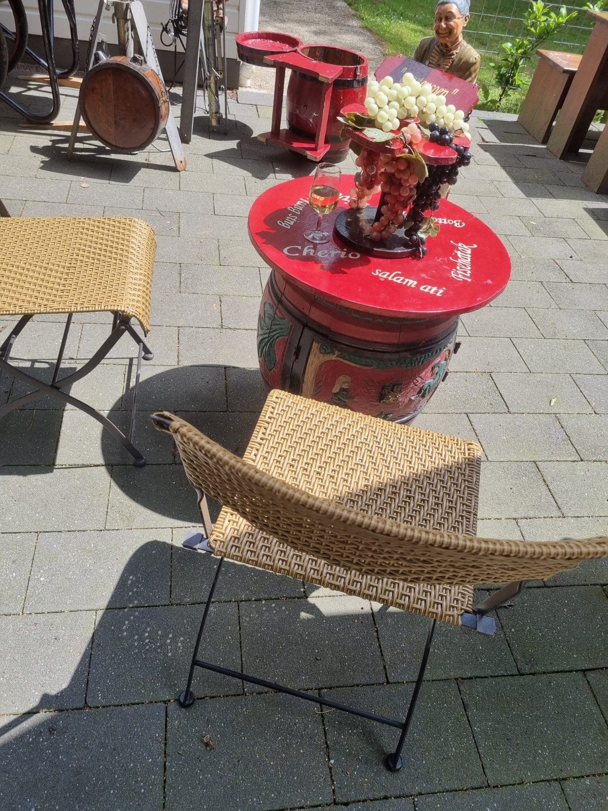 Leuke terras decoratie: wijnvaten, beelden en stoelen, Ophalen of Verzenden, Gebruikt