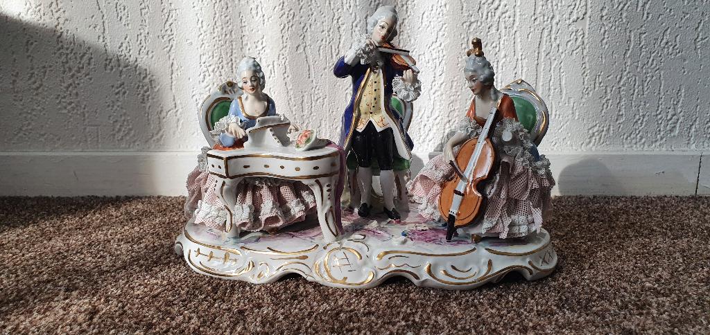 porselein in 1 koop met kant schade, Ophalen of Verzenden