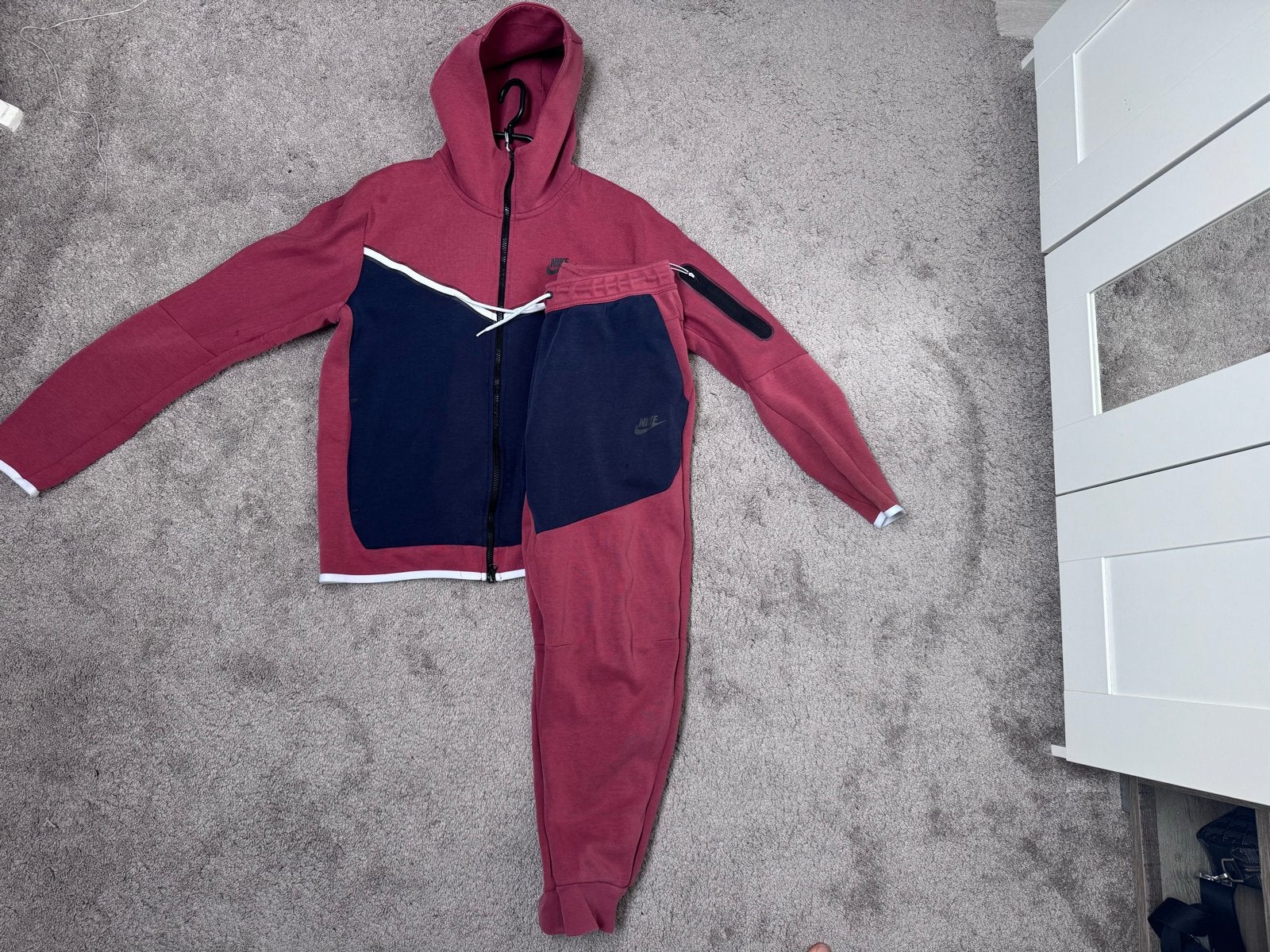 Nike Tech Fleece Trainingspak Maat M, Maat 48/50 (M), Ophalen of Verzenden, Gedragen, Rood