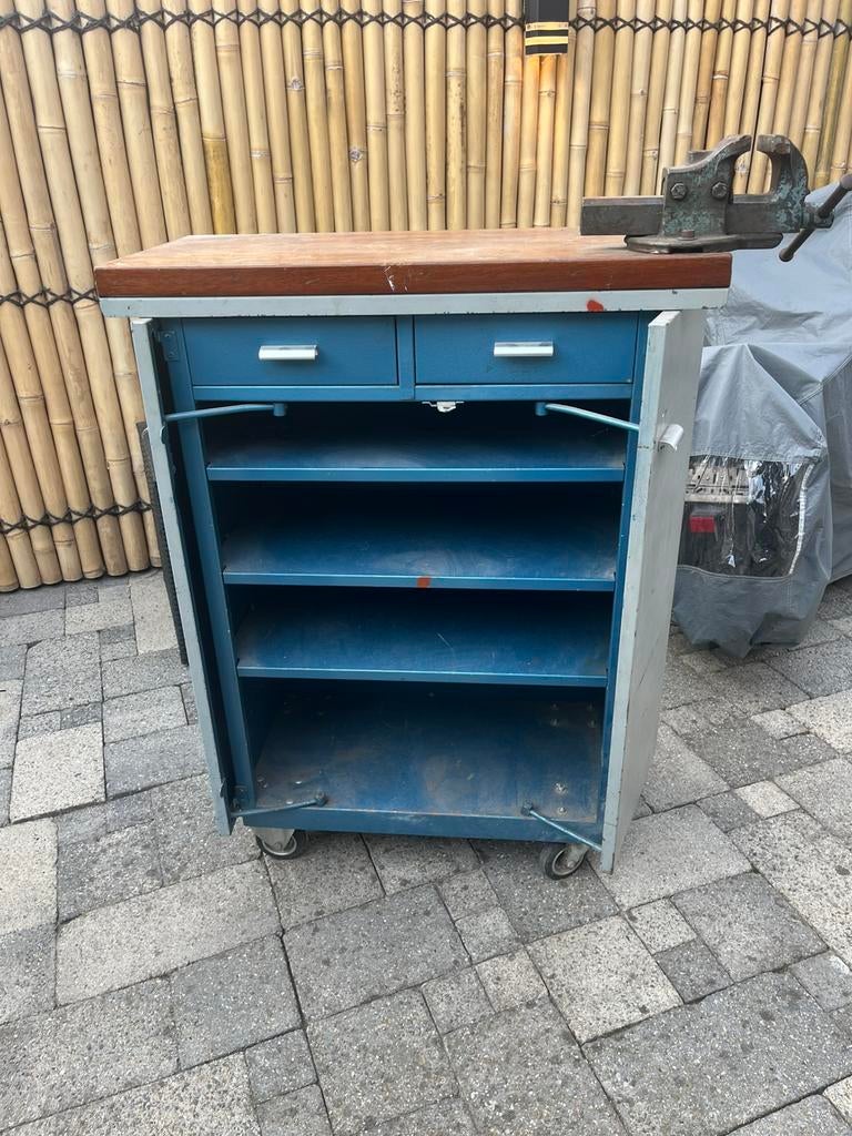Werkbank (kast) op wielen met bankschroef, Ophalen, Zo goed als nieuw, 25 tot 50 cm