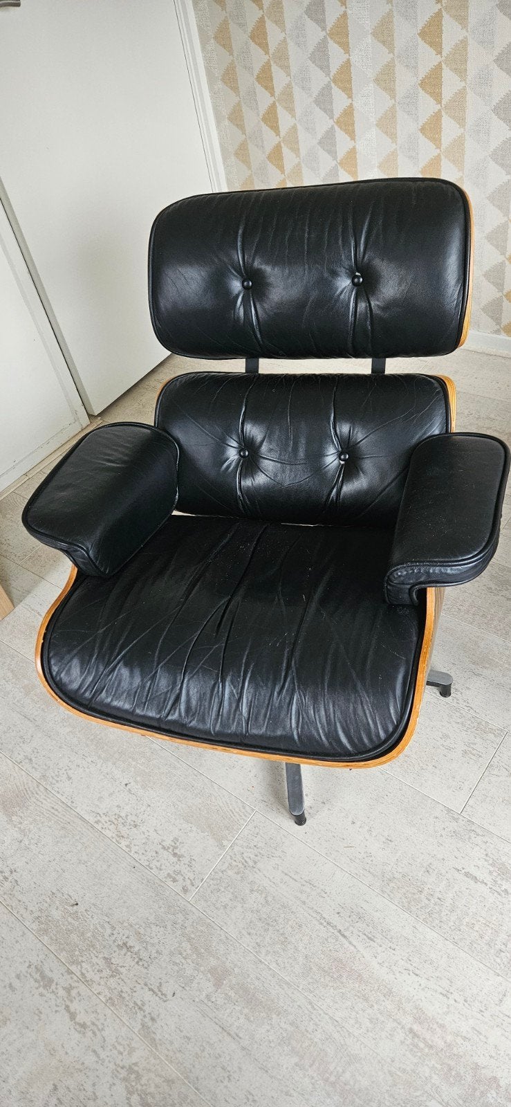 REPLICA Vitra Eames Lounche Chair en Ottoman zwart leer, Huis en Inrichting, Gebruikt, 75 tot 100 cm, 75 tot 100 cm, Ophalen