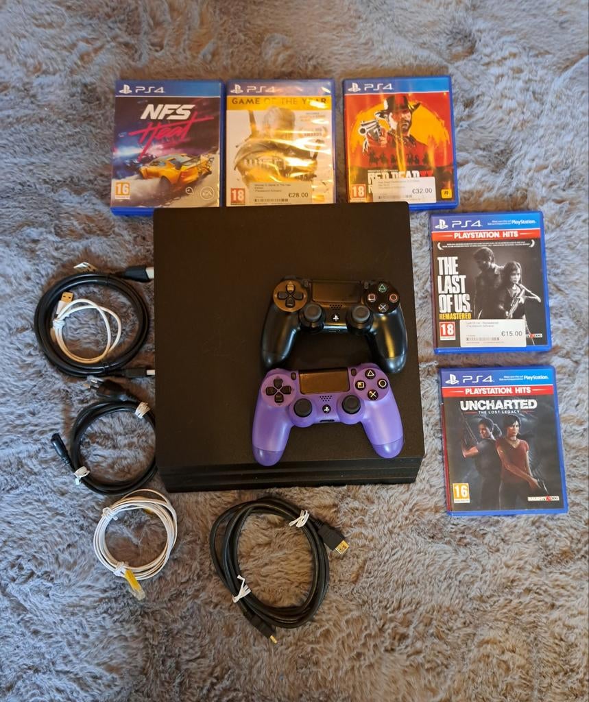 PS4 Pro (Stilste Model CUH-7216B)+ 2 Controllers +5 Topgames, Ophalen of Verzenden, Zo goed als nieuw, Met 2 controllers, Pro