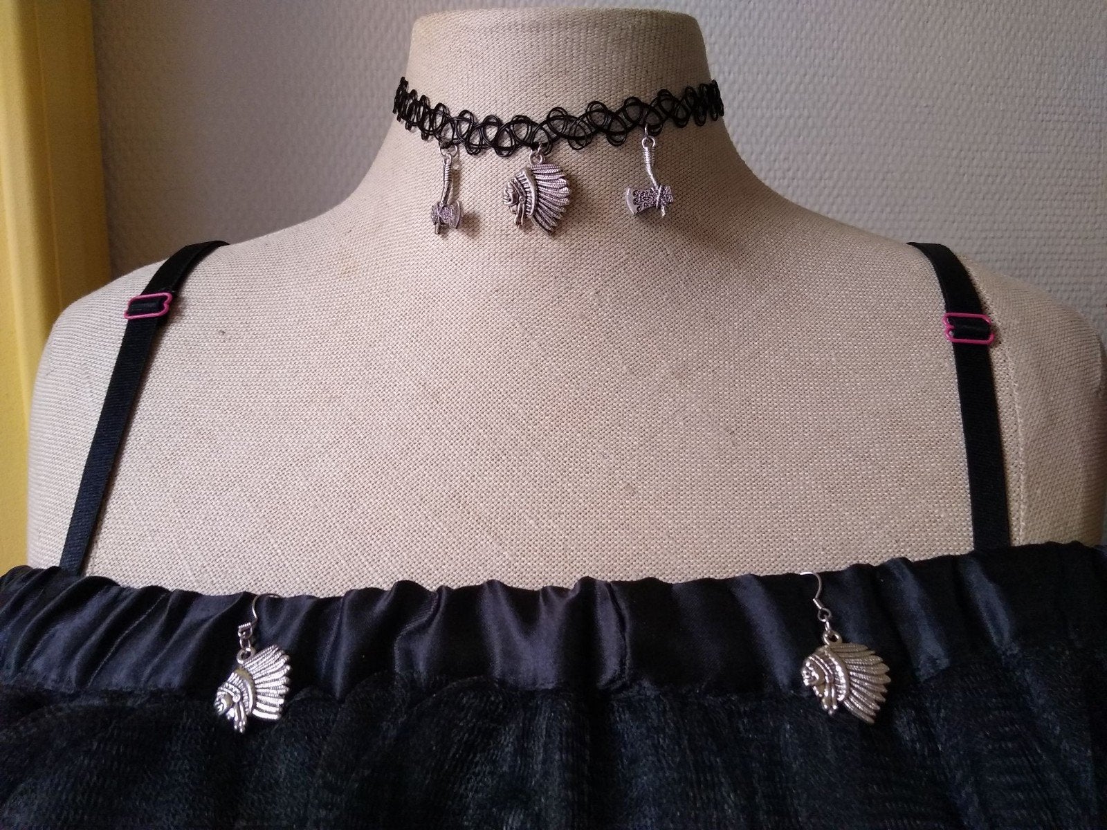 Nieuw Halloween choker + oorbellen Indiaan bijl axe Tomahawk, Sieraden, Tassen en Uiterlijk, Met hanger, Kunststof, Zwart, Nieuw