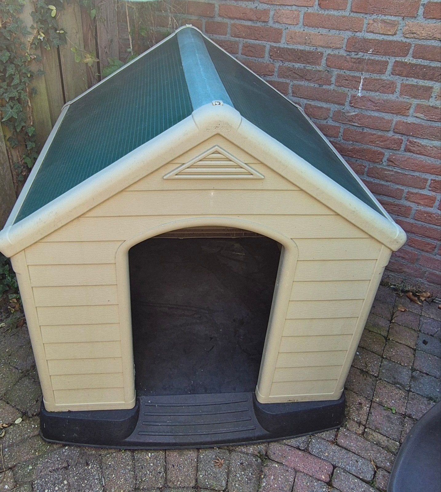 ​Stevig Keter Kunststof Hondenhok 90x90x100 cm – Incl  mand, Dieren en Toebehoren, Hondenhokken, Ophalen, Gebruikt, 100 cm of meer