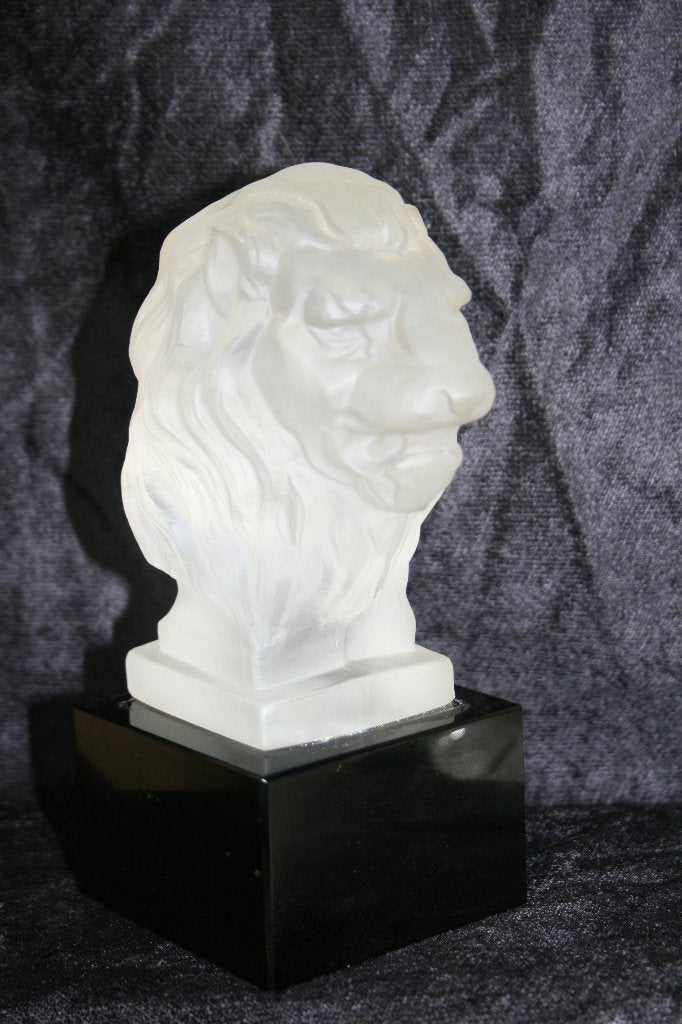 Gesatineerd glazen leeuwenkop op zwart glazen voet, Glas, Minder dan 20 cm, Ophalen of Verzenden, Zoogdier