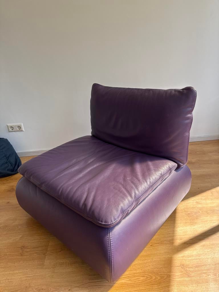 Comfortabele paarse leren fauteuil, Huis en Inrichting, Eenpersoons, Ophalen of Verzenden, Zo goed als nieuw, Minder dan 150 cm