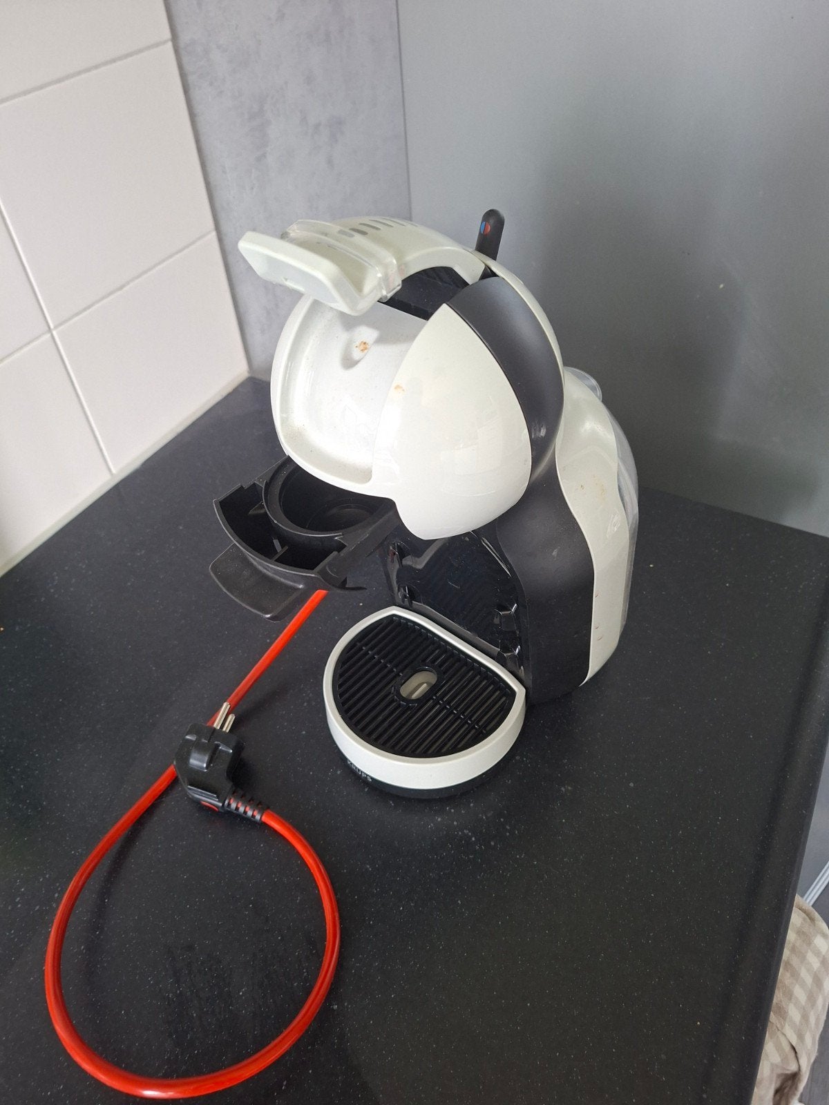 Dolce Gusto koffiezetapparaat - Wit/Zwart, Witgoed en Apparatuur, Koffiezetapparaten, Ophalen of Verzenden