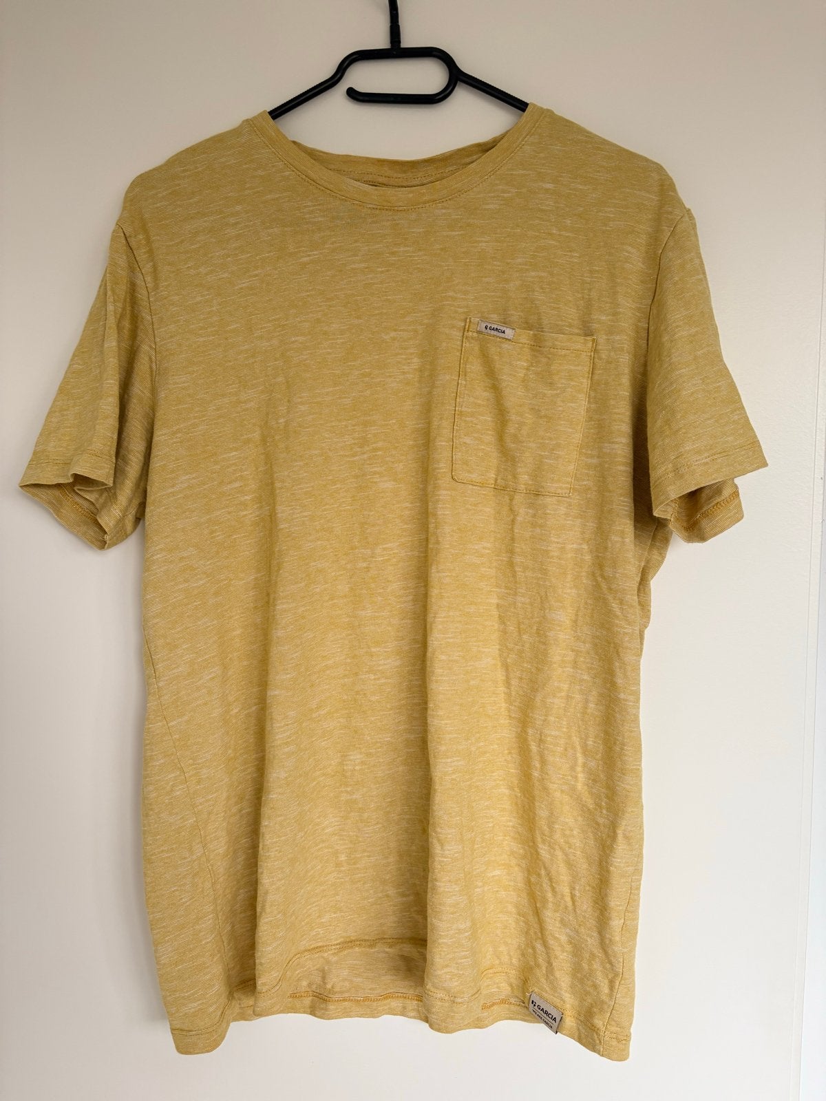 Garcia T-shirt Maat L - Geel met borstzakje, Verzenden, Zo goed als nieuw, Maat 52/54 (L), Geel