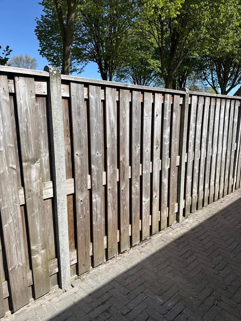 Houten schutting met betonpalen en opsluitbanden, 6 meter of meer, Ophalen of Verzenden, Hout, 1 tot 2 meter