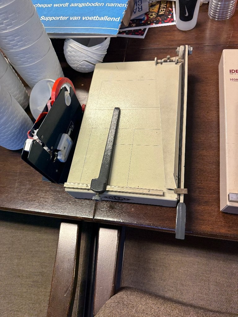 twee papier snij machines, Ophalen, Gebruikt