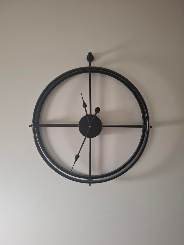 Zwart metalen wand klok, Ophalen of Verzenden, Zo goed als nieuw, Wandklok