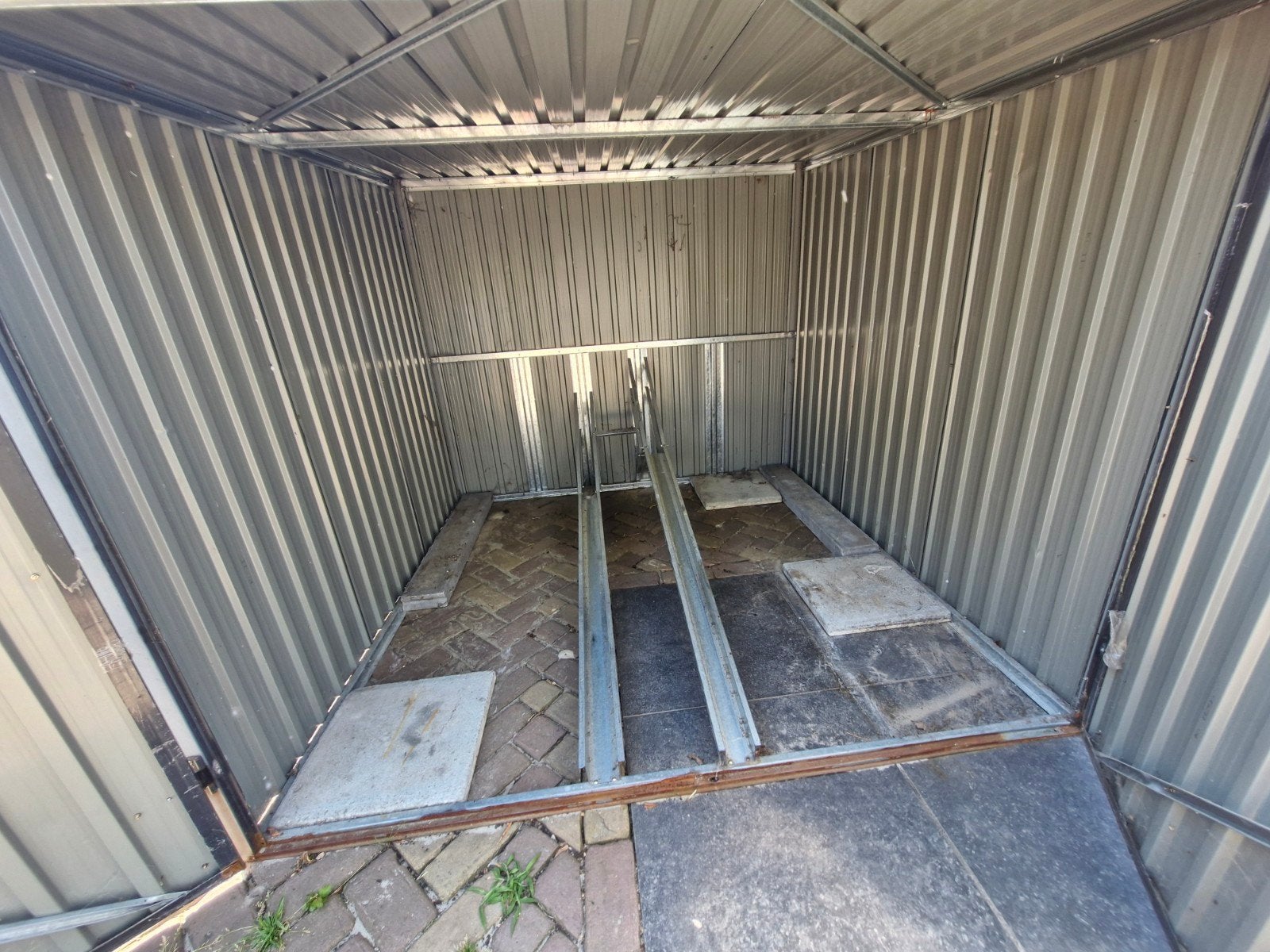 Gebruikt metalen fietsenschuurtje voor 4 fietsen, Ophalen
