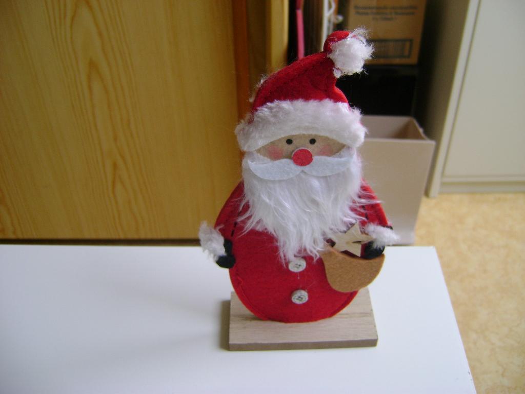 stoffen kerstman op houten voet 21hoogx19breed, Ophalen of Verzenden, Zo goed als nieuw
