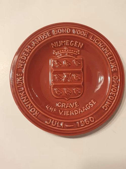 Vierdaagse bordje 1960 Nijmegen 44e keer!! wapen Grave, Ophalen