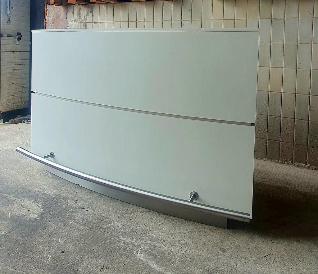 Moderne witte balie met aluminium plint en RVS buis, Receptie of Entree, Ophalen, Gebruikt, Overige typen