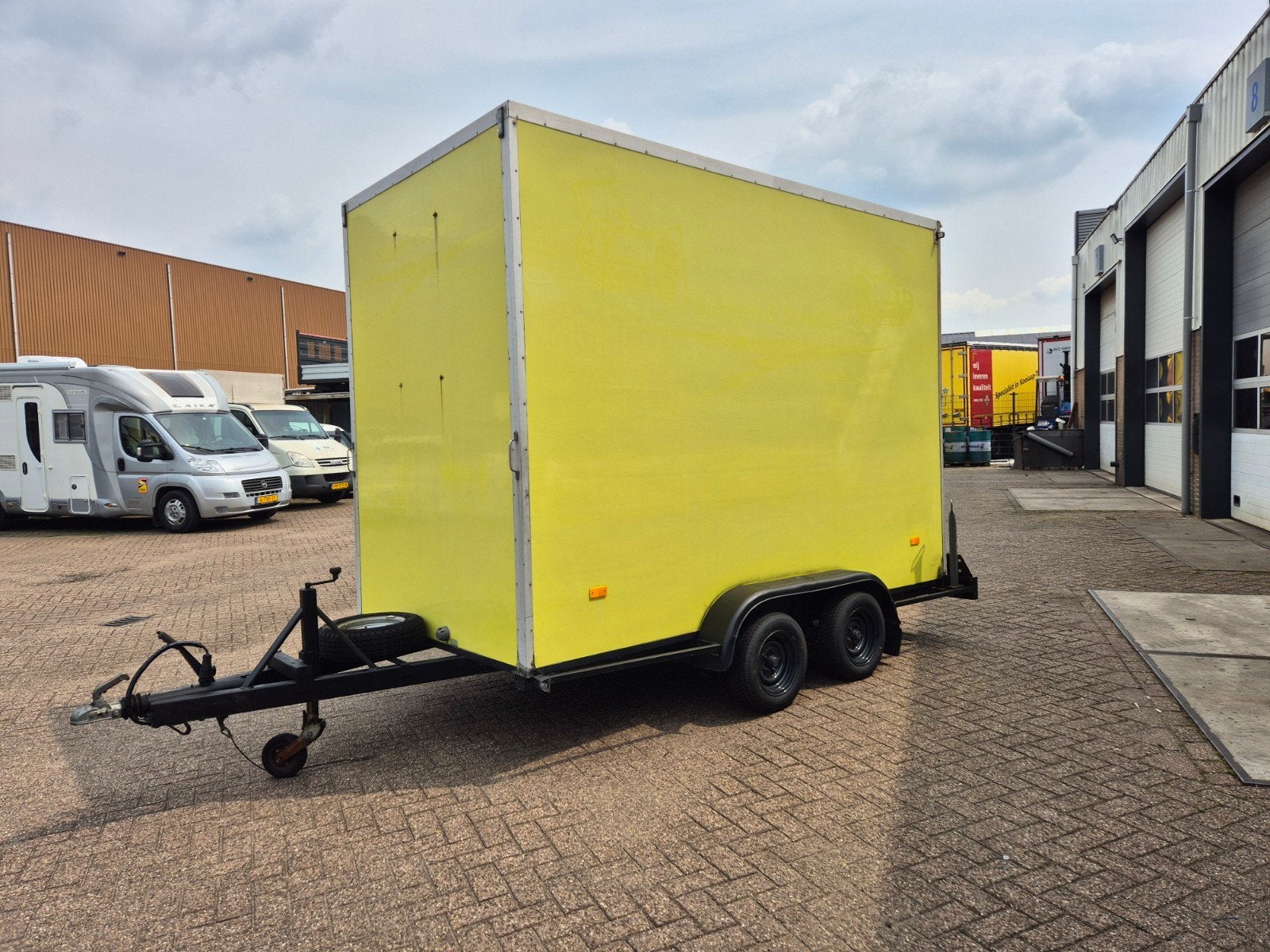 Gesloten aanhangwagen 2000KG met oprijklep, Ophalen, Gebruikt