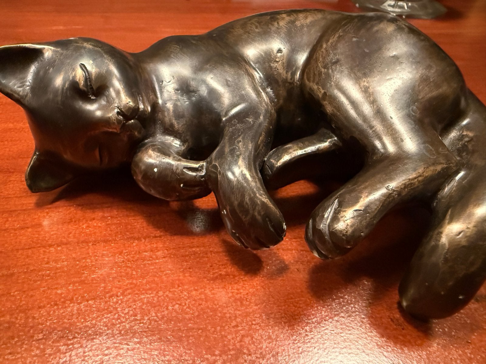 Bronzen beeld van een slapende kat, Ophalen, 20 - 50 cm, Beeld, Bruin