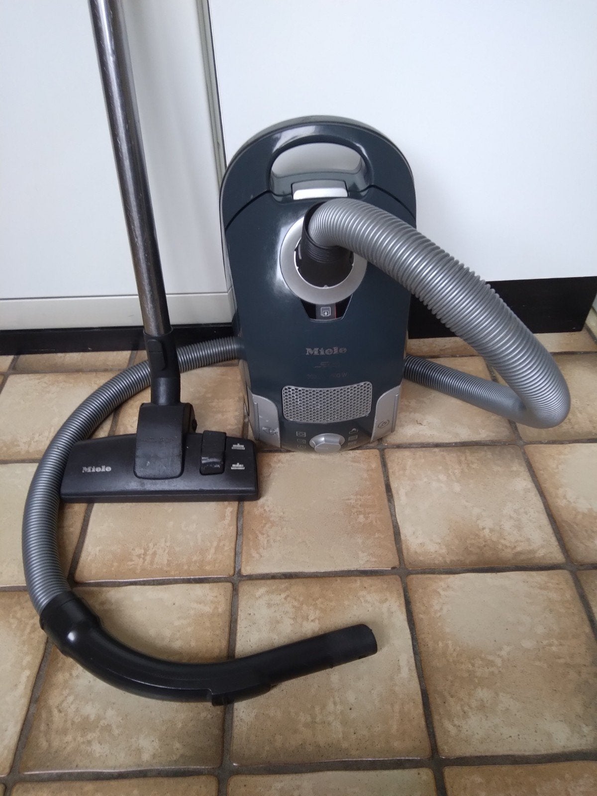 Miele stofzuiger S4210 300>>>>>1800 watt, Witgoed en Apparatuur, Ophalen, Gebruikt, 1600 tot 2000 watt