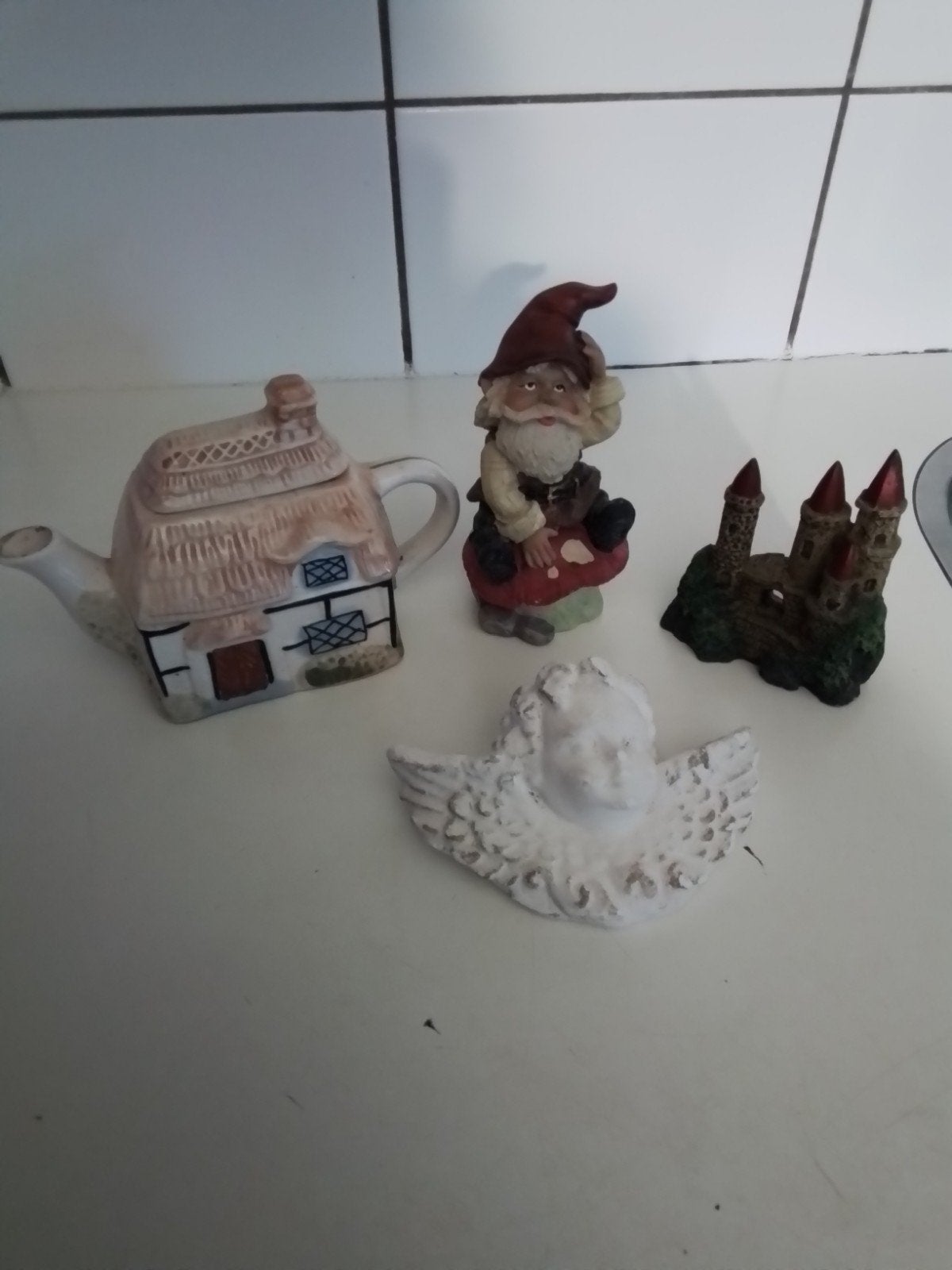 4 porseleinen beeldjes: kabouter, kasteel, engel, theepot 4, Ophalen of Verzenden, Gebruikt, Meerkleurig, Steen/keramiek