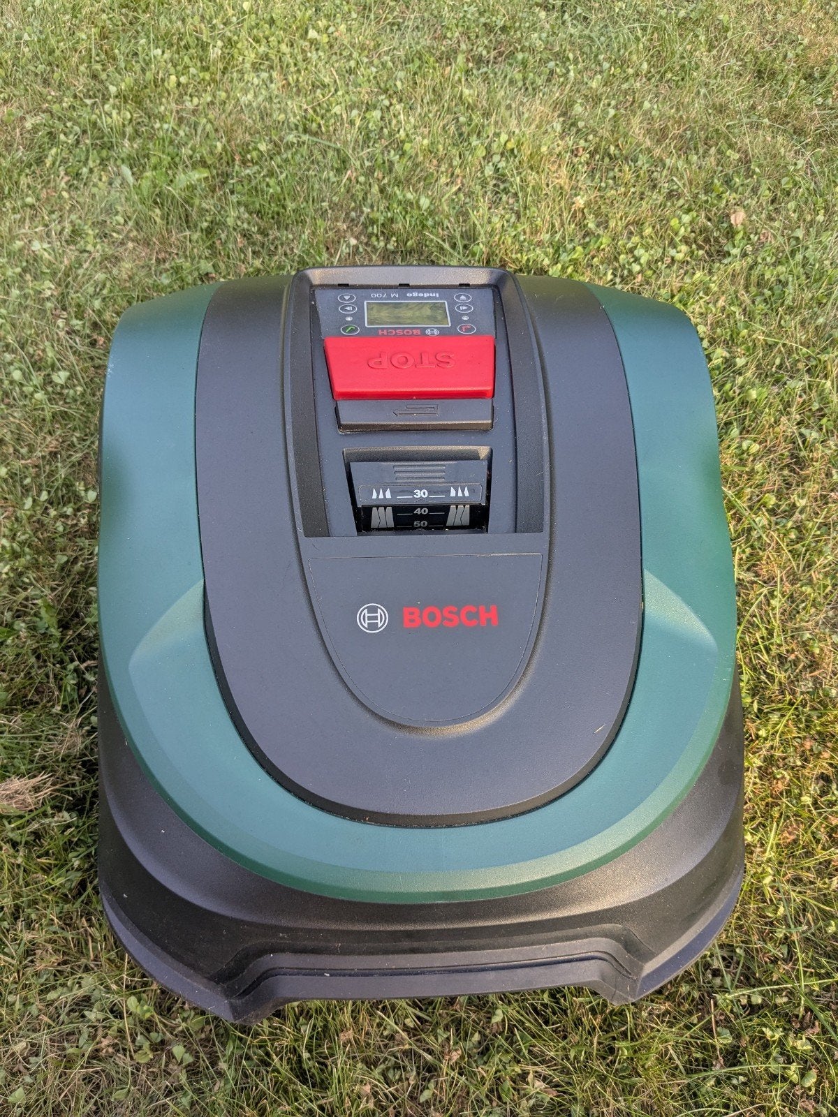 Bosch Indego M 700 Robotmaaier + laadstation (3x) + garage, Ophalen of Verzenden, Gebruikt, Accu-grasmaaier, Bosch