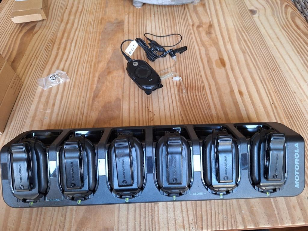 6x motorola 446 met  opplader en 6 nieuwe  beveiligingoortje, Telecommunicatie, Portofoons en Walkie-talkies, Mvs, Nieuw, Ophalen of Verzenden