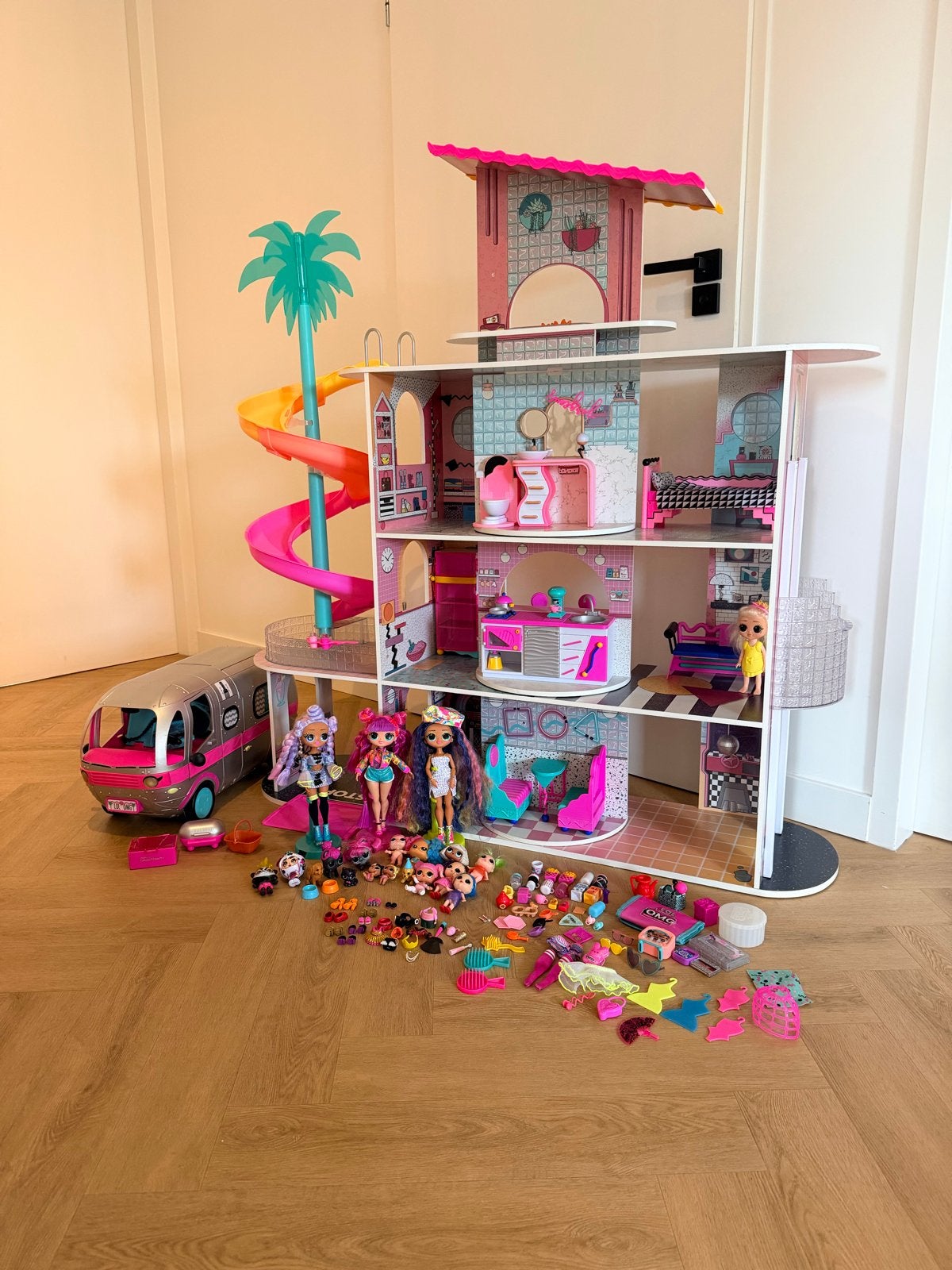 Als nieuw! Mega LOL Surprisehuis, poppen, camper &assesoires, Ophalen, Zo goed als nieuw, Overige typen