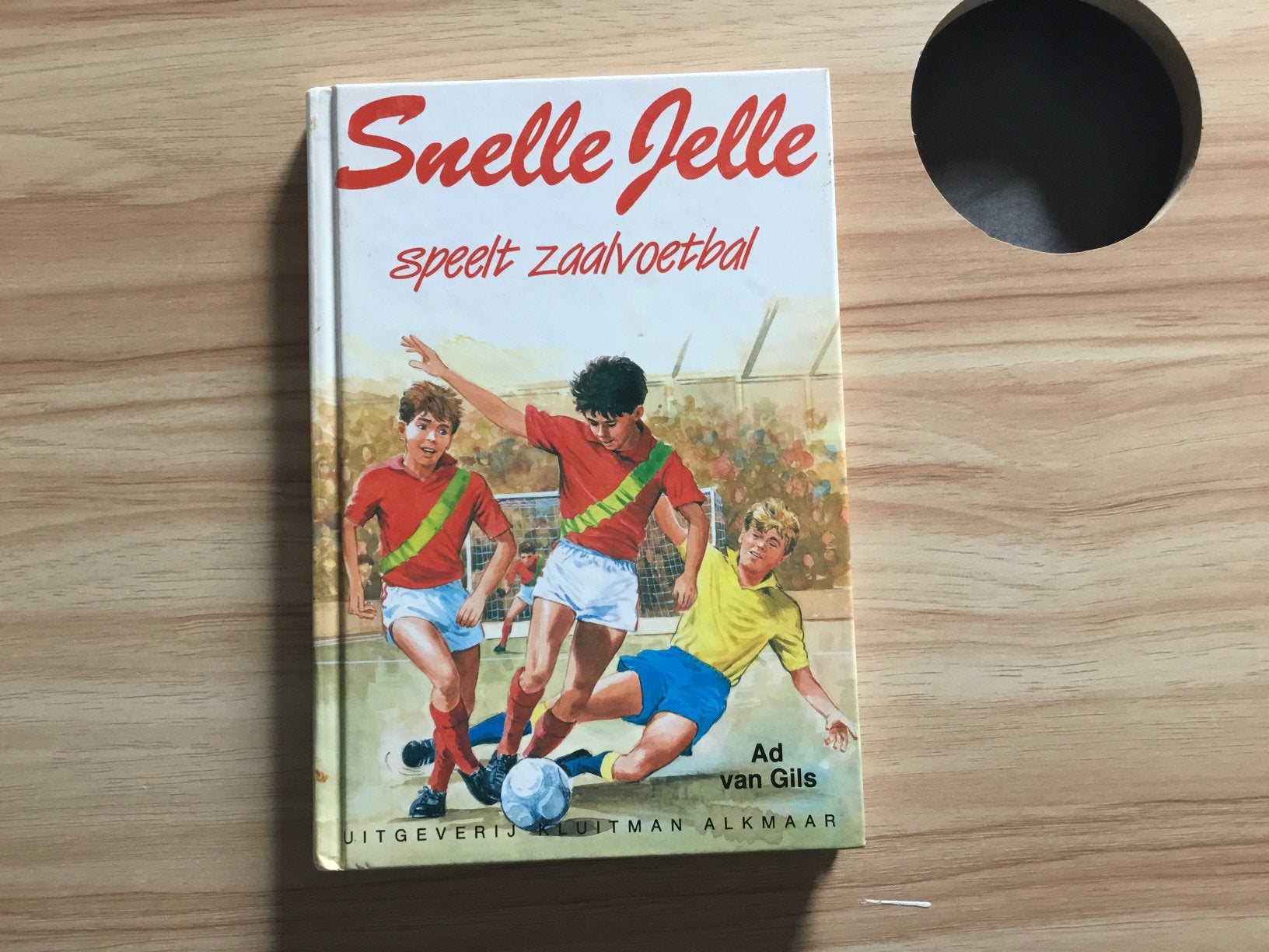Boek snelle jelle speelt zaalvoetbal, Boeken, Ophalen of Verzenden, Zo goed als nieuw