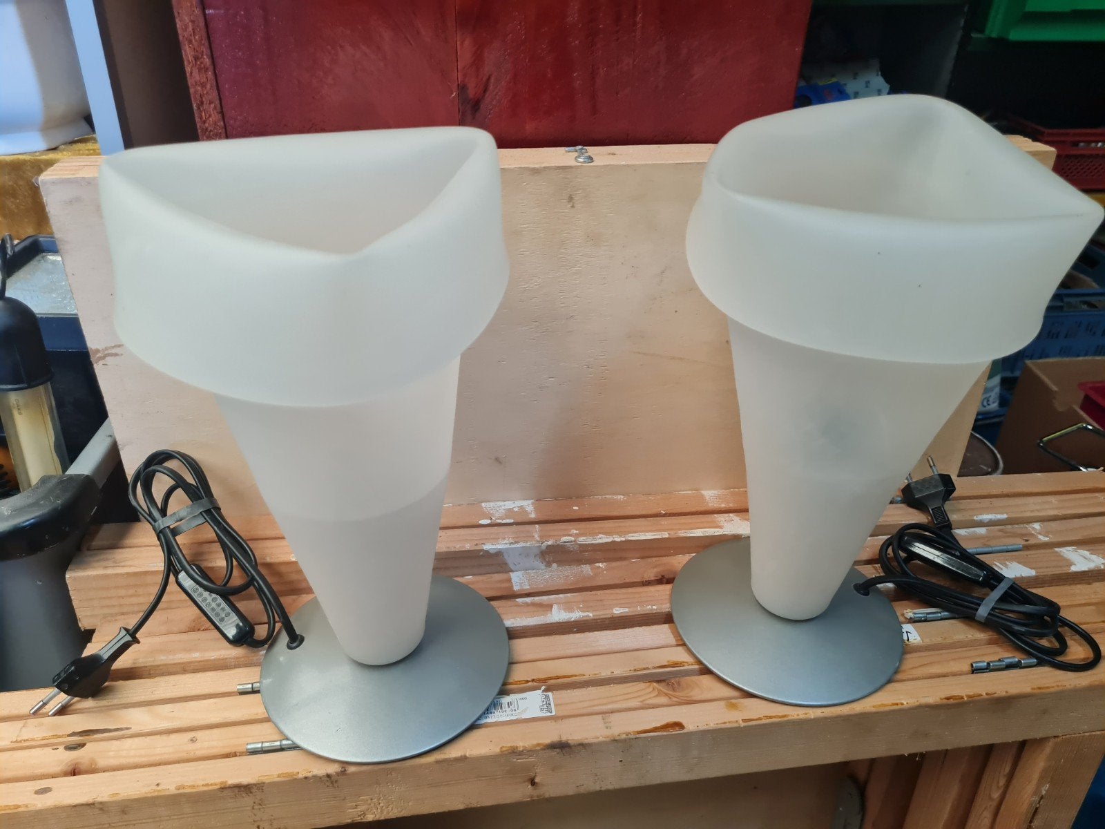 Set van 2 moderne tafellampen, wit met zilveren voet, Gebruikt, Onbekend@voorbeeld.com, Met schakelaar, Onbekend