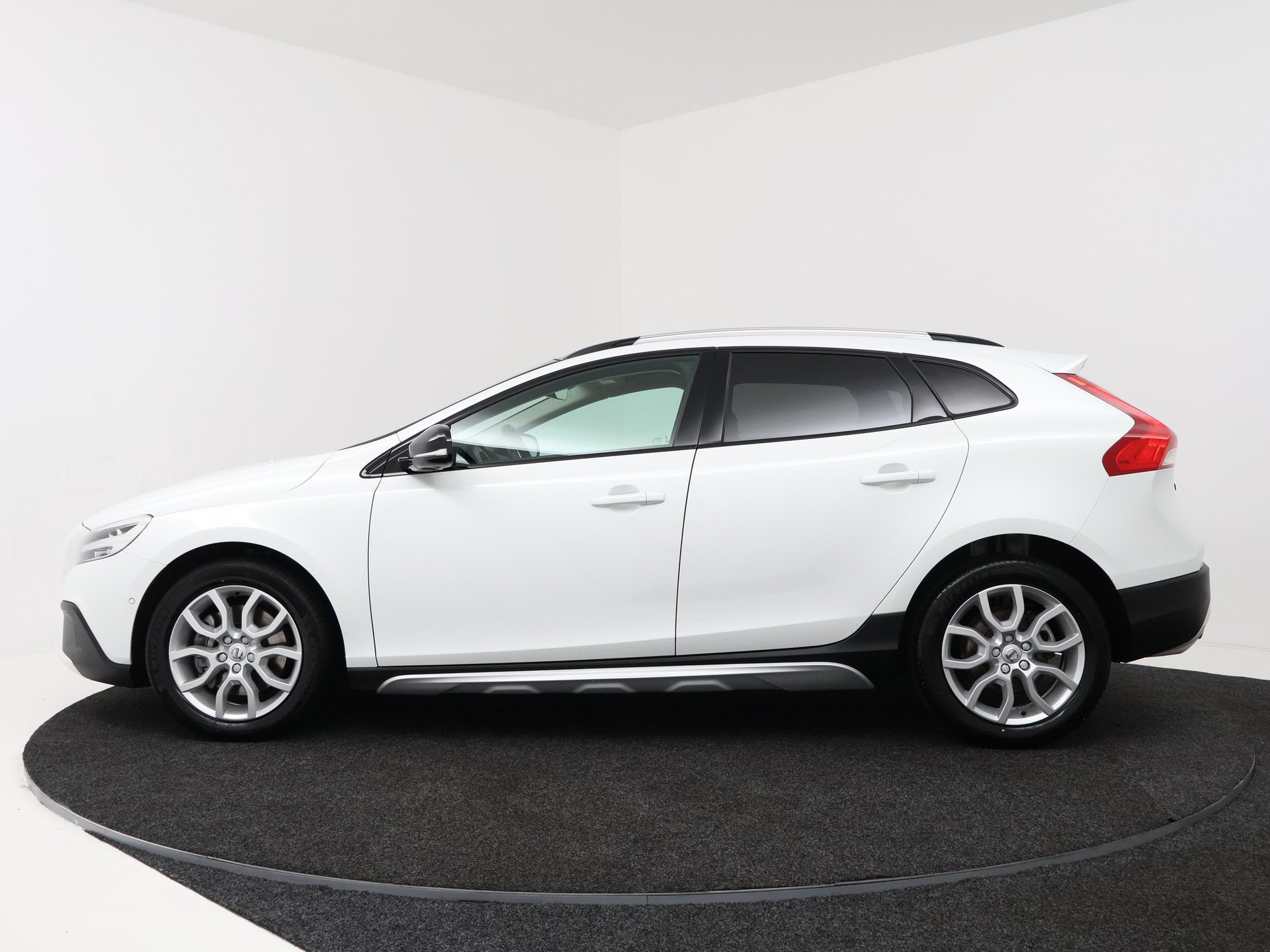 Volvo V40 Cross Country 1.5 T3 Polar+ Luxury | Panoramadak |, 12 maanden, 4 cilinders, Automatische klimaatregeling, Wit