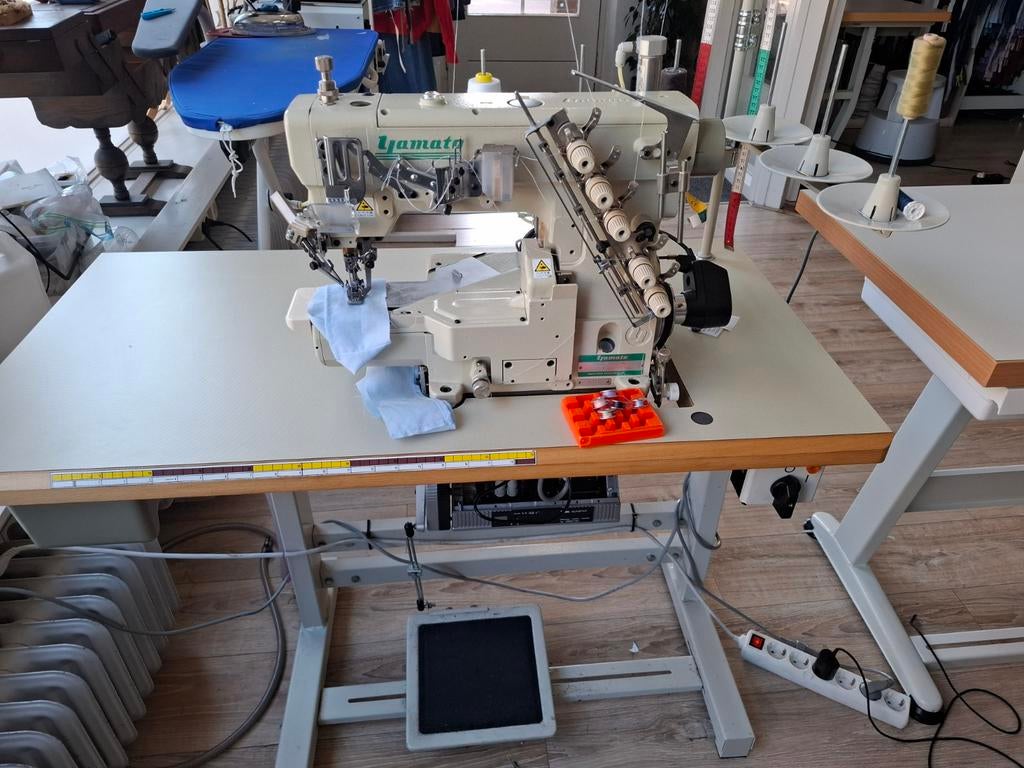 Industriële Yamato Lockmachine - Zo goed als nieuw, Hobby en Vrije tijd, Naaimachines en Toebehoren, Overige merken, Ophalen of Verzenden