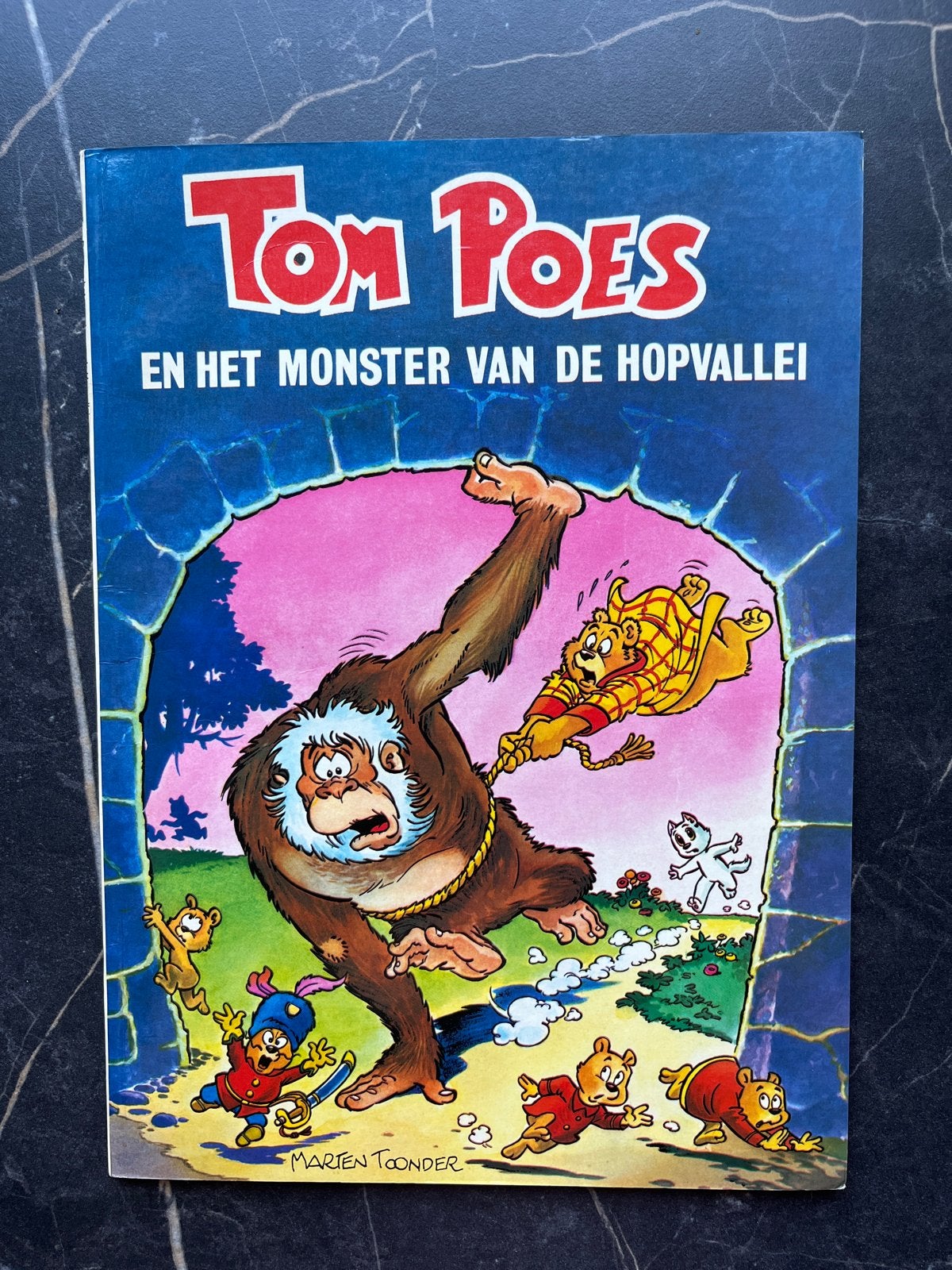 Tom Poes en het Monster van de Hopvallei - Marten Toonder, Eén stripboek, Ophalen of Verzenden, Gelezen