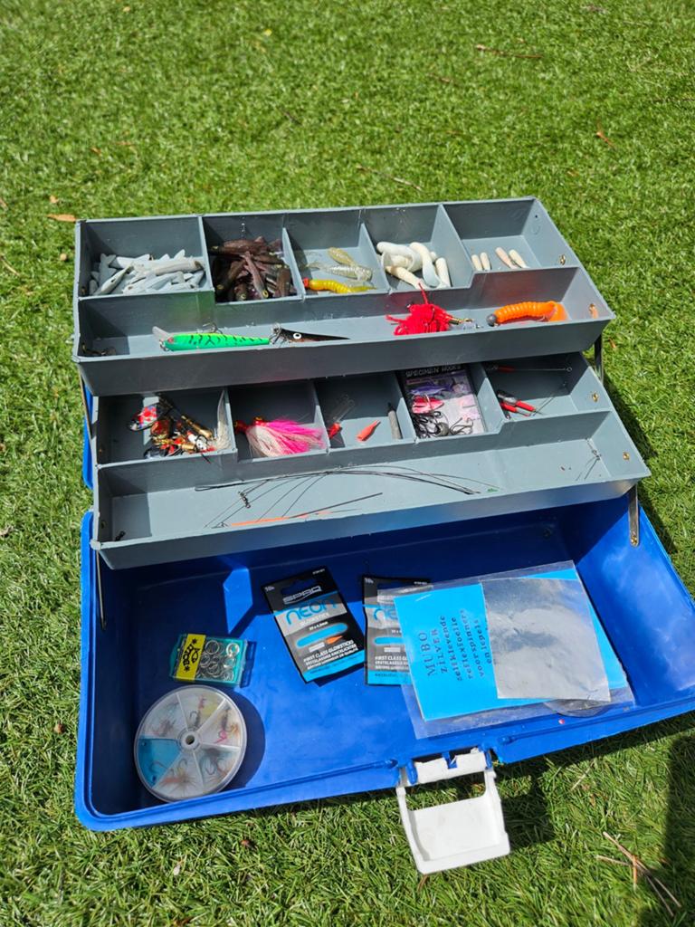 Visgerei set: viskoffer vol kunstaas, dobbers en onderlijnen, Watersport en Boten, Ophalen, Gebruikt, Overige typen
