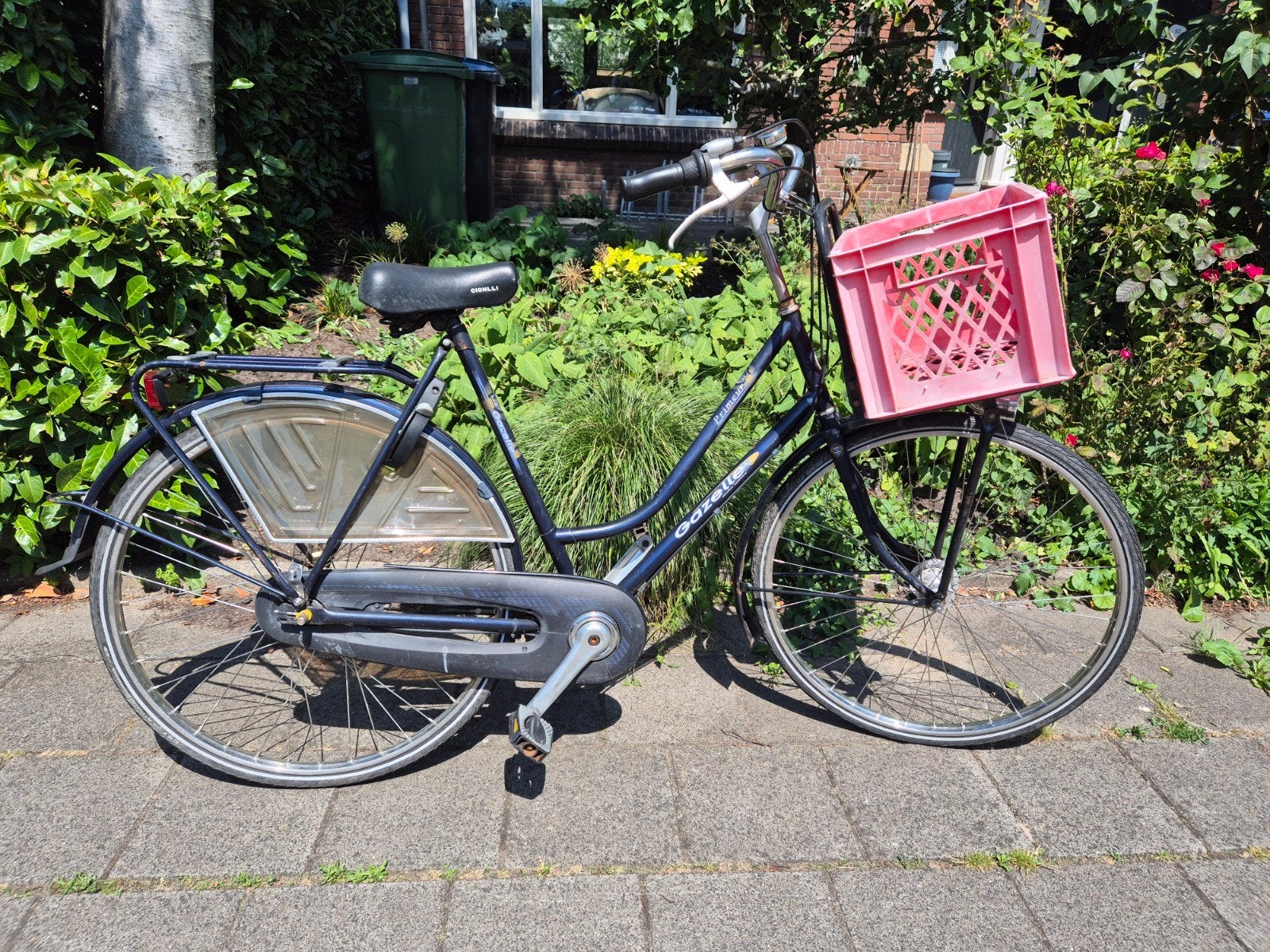 Gazelle damesfiets met krat - werkt nog prima, Fietsen en Brommers, Fietsen | Dames | Damesfietsen, Terugtraprem, Ophalen of Verzenden