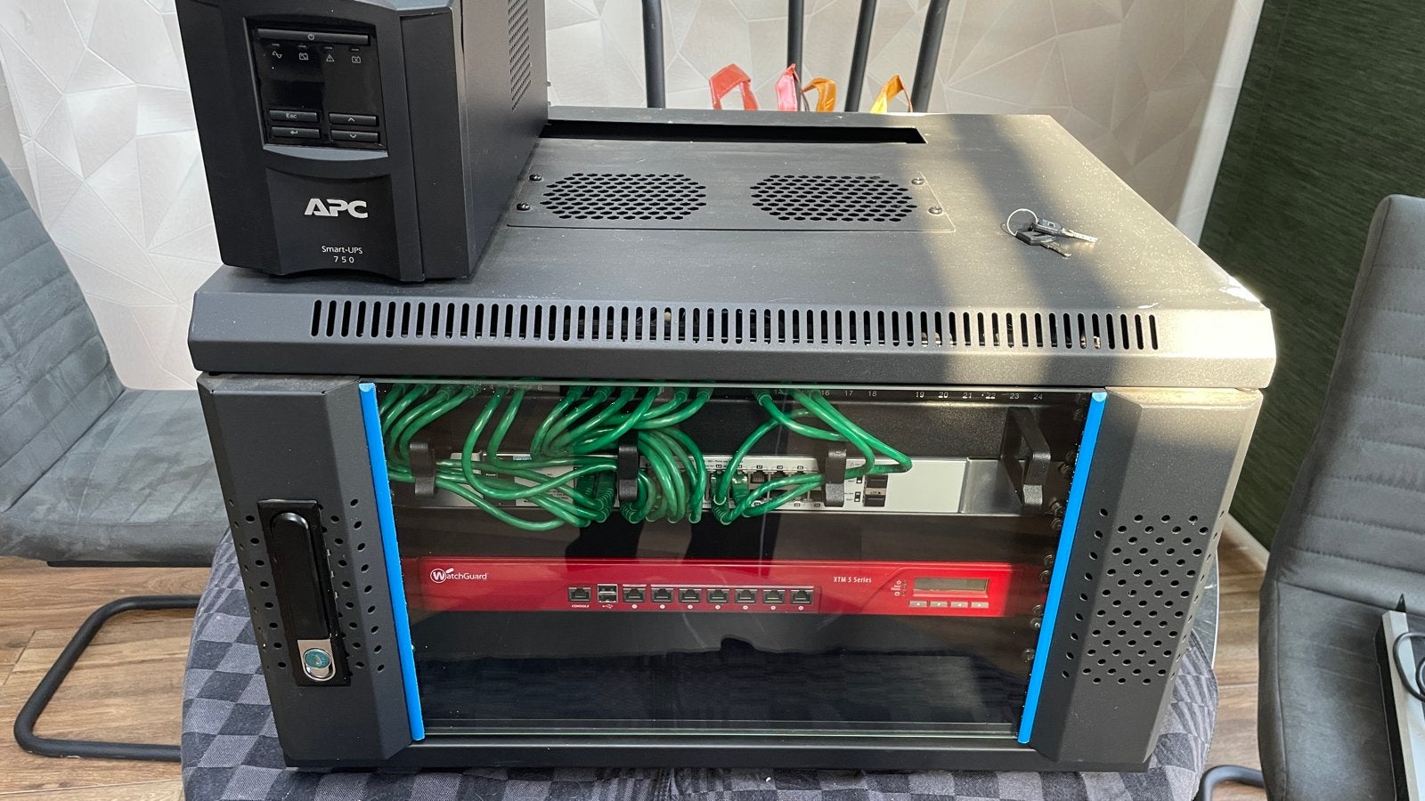 Compact 19-inch serverkast incl. inhoud, Computers en Software, Ophalen, Zo goed als nieuw, Glas, Plaatstaal