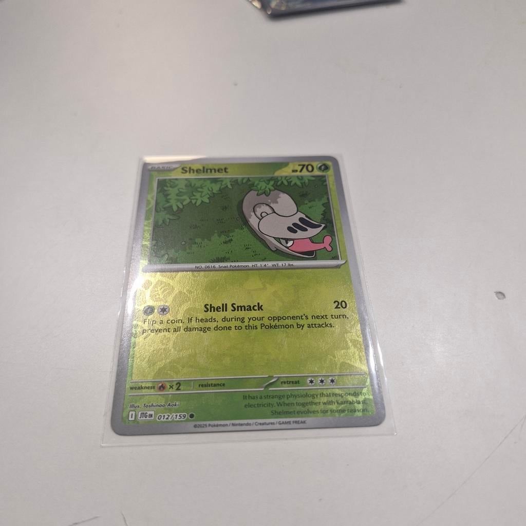 Pokémon Kaart Shelmet 012/159 - Zo goed als nieuw, Hobby en Vrije tijd, Verzamelkaartspellen | Pokémon, Nieuw, Losse kaart, Ophalen of Verzenden