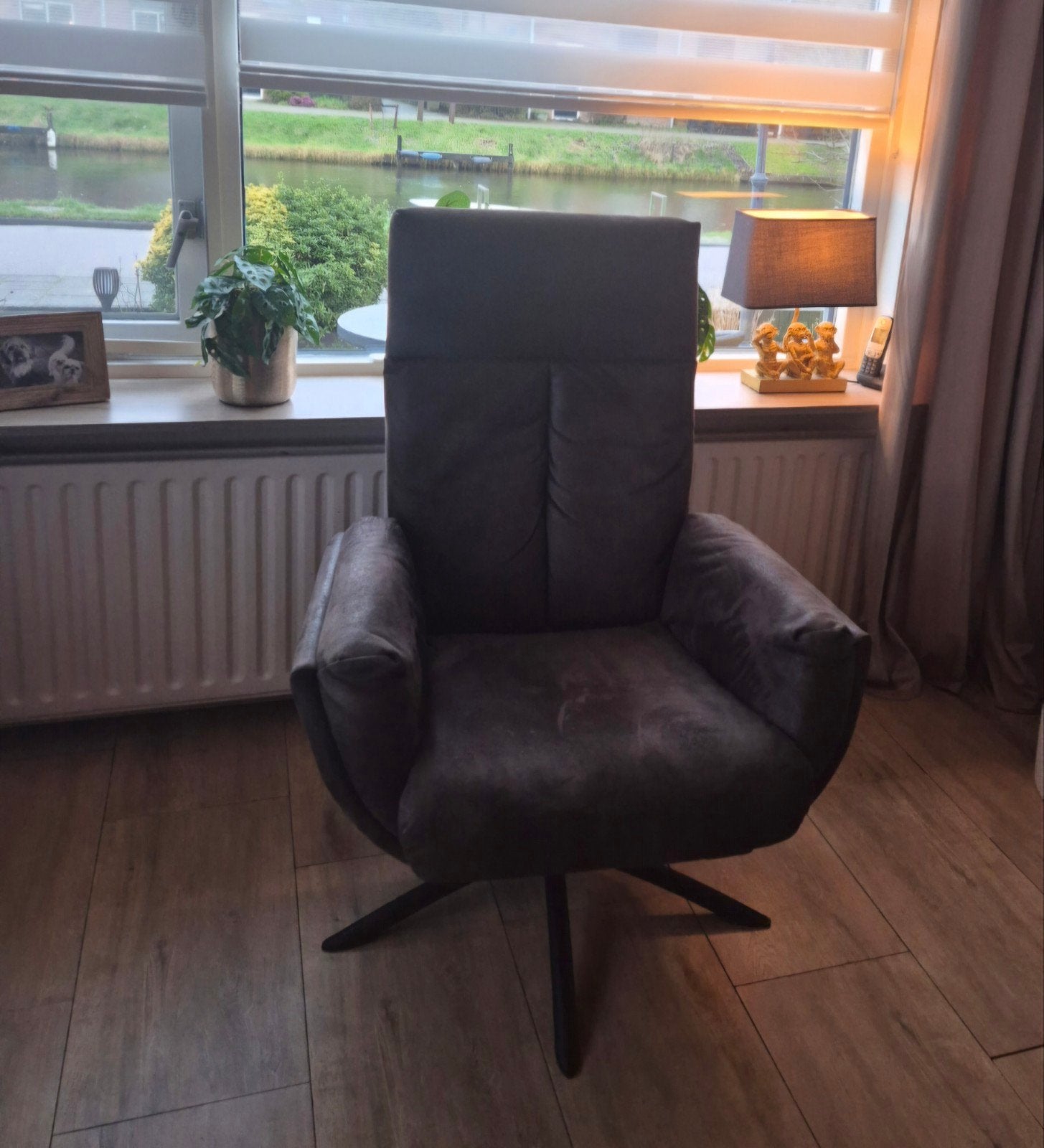 Bruine microvezel stoffen draai Fauteuil met zwarte poot., Huis en Inrichting, Fauteuils, Ophalen, Gebruikt, 50 tot 75 cm